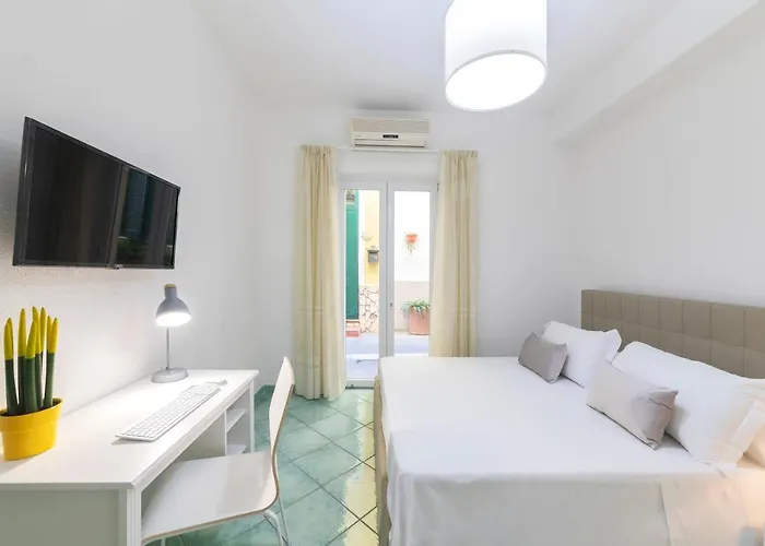 Lily's Nyaraló Lacco Ameno